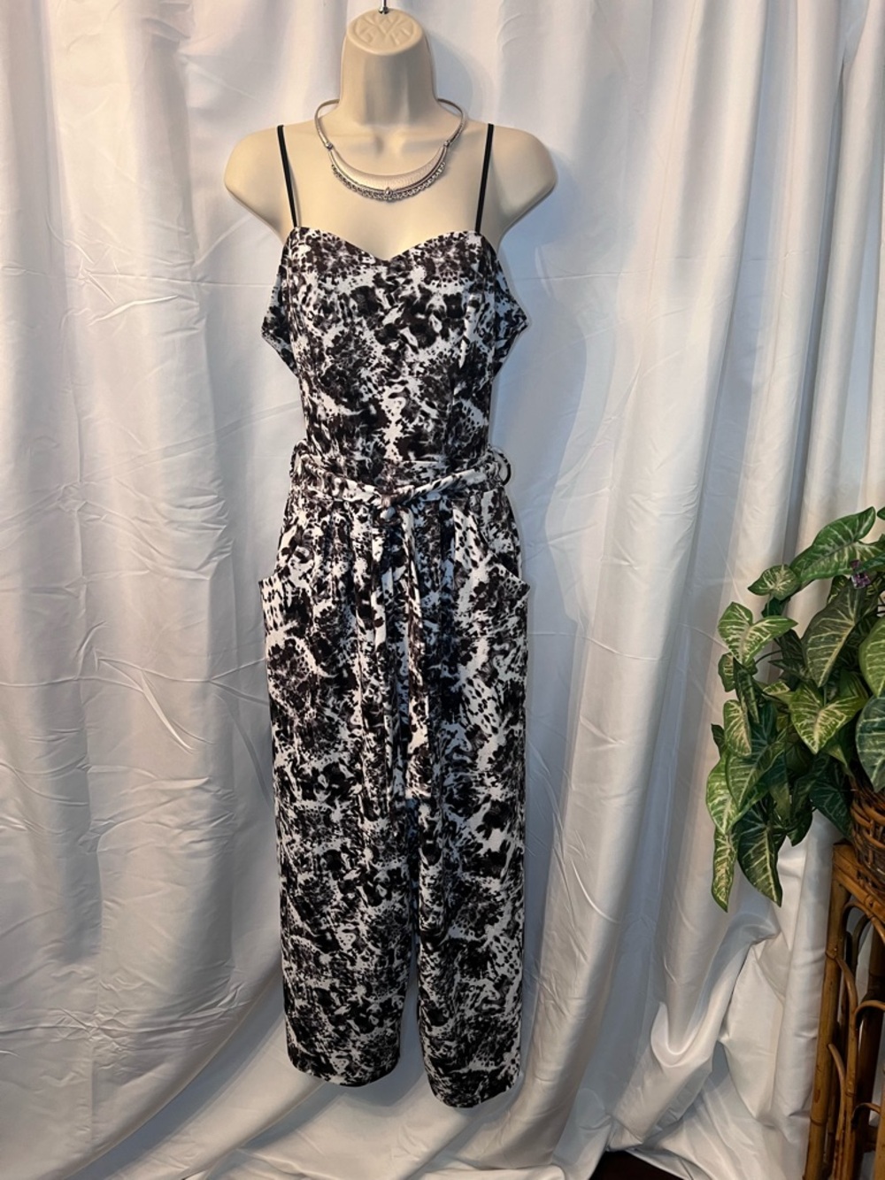❤️HP❤️Honey and Rosie Black & White Abstract Print Spaghetti-Strap Jumpsuit - Picture 2 of 15